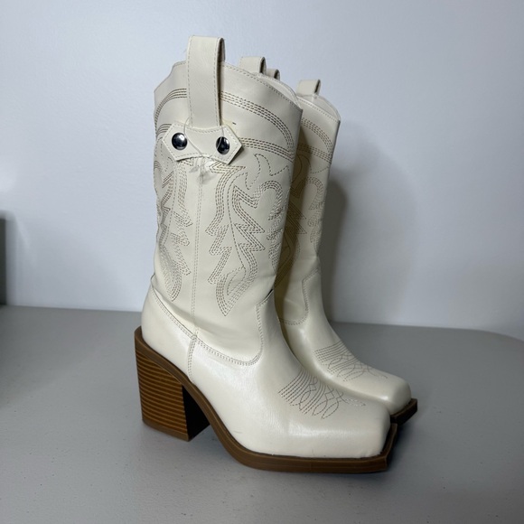 Forever 21 Shoes - Forever 21 Stylish Cream Western Boots‎